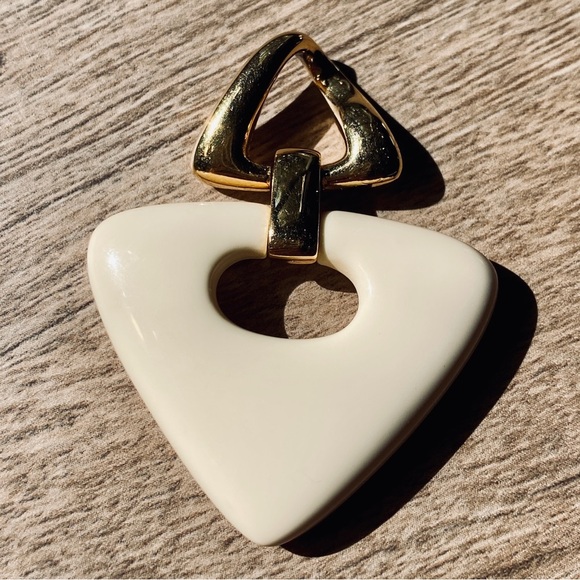 Vintage Crown Trifari Gold Tone & Cream Lucite Triangle Pendant 50’s/60’s Style - Picture 1 of 4